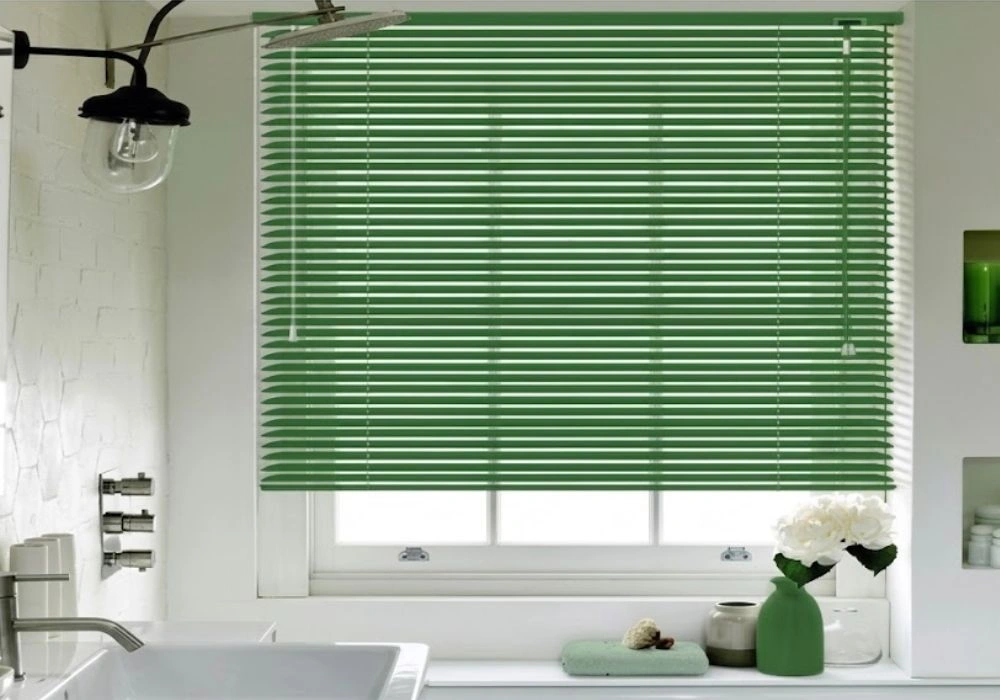 Green Venetian blinds bathroom window design