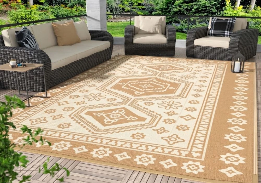 Beige geometric pattern carpet on porch